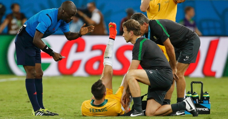 13.jun.2014 - Australiano Ivan Franjic recebe atendimento médico durante a partida contra o Chile, na Arena Pantanal