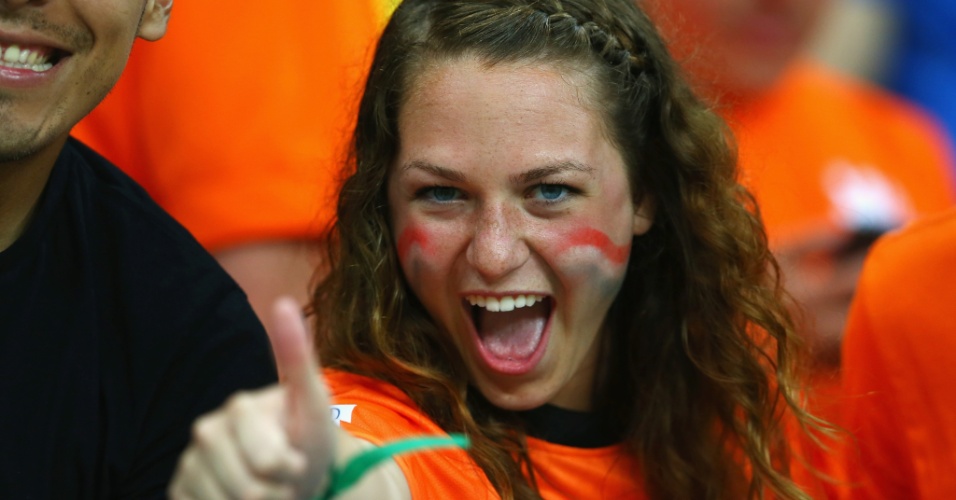Bela torcedora da Holanda comemora vitória sobre a Espanha