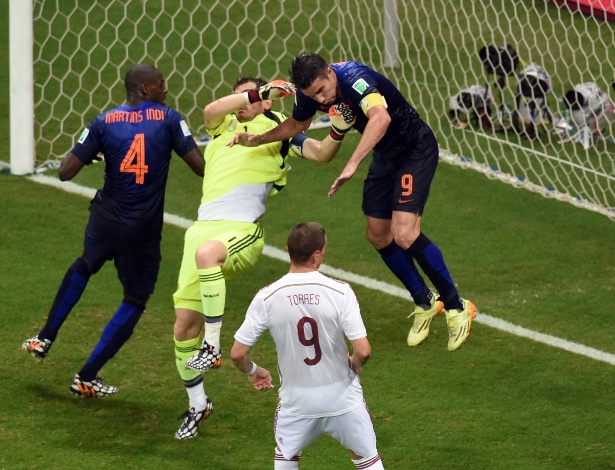13.jun.2014 - Casillas pede falta, mas o árbitro manda seguir e Stefan de Vrij marca o terceiro da Holanda contra a Espanha