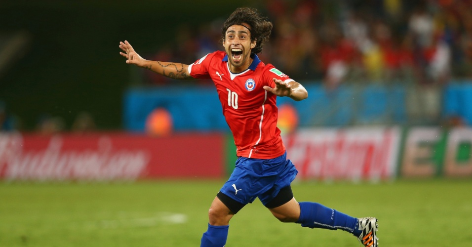 13.jun.2014 - Chileno Valdivia marca o segundo do Chile contra a Austrália e comemora na Arena Pantanal