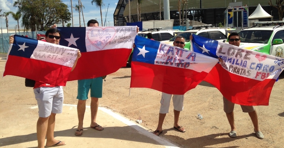 13.jun.2014 - Chilenos exibem mensagens em bandeiras do país antes de confronto entre Chile e Austrália, pelo grupo B da Copa do Mundo