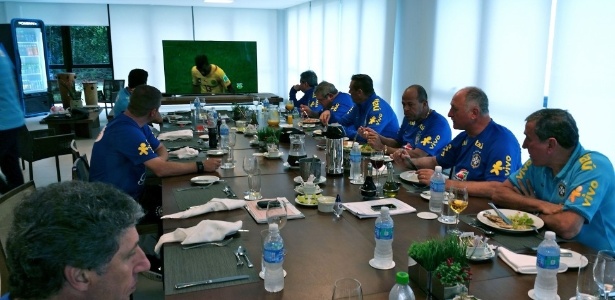 Comissão técnica do Brasil assiste ao jogo entre México e Camarões, pelo Grupo A