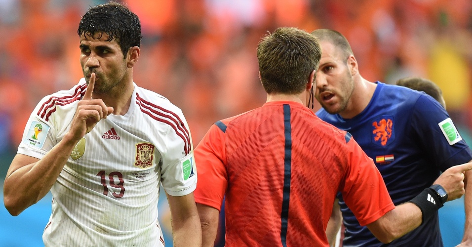 13.jun.2014 - Diego Costa pede para a torcida fazer silêncio na Fonte Nova após sofrer pênalti contra a Holanda