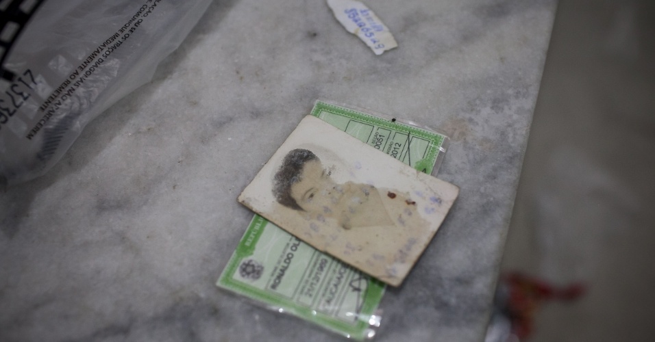 Documento e foto de Ronaldo Oliveira dos Santos, operário morto no Itaquerão