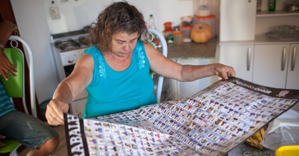 Dona Rita abre pôster com imagens dos operários que trabalharam na construção do Itaquerão