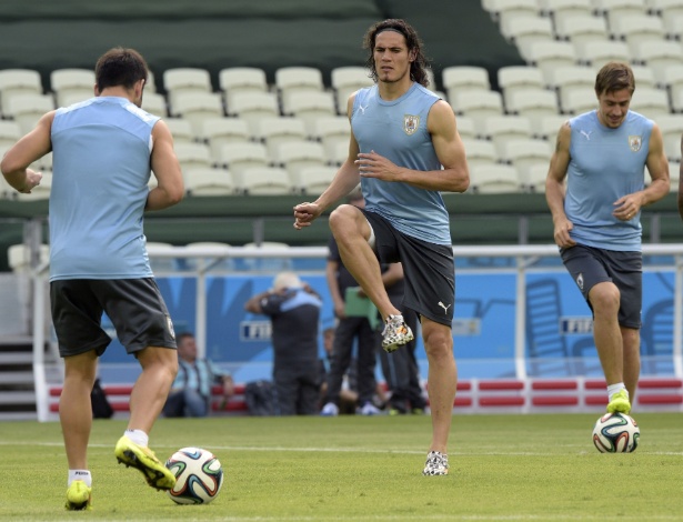 Edinson Cavani participa de treino com da seleção do Uruguai no Castelão