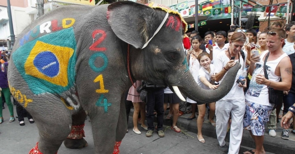 Elefante 'brasileiro' participa de evento sobre a Copa do Mundo em Bangcoc