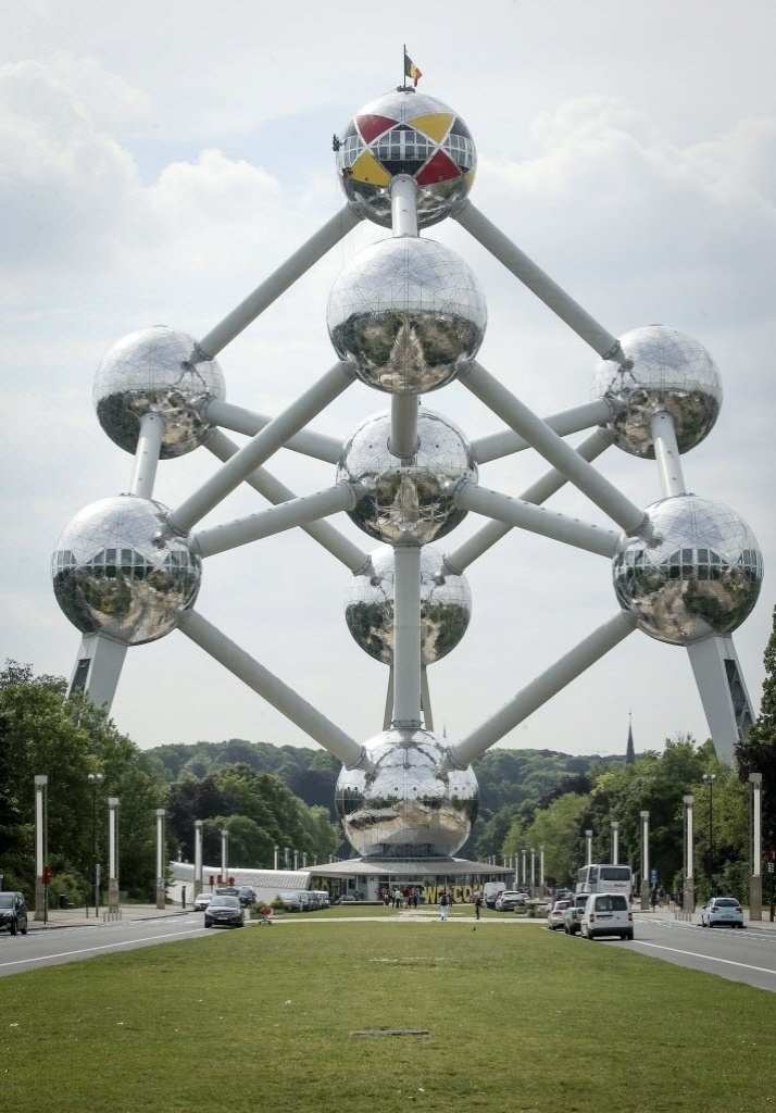 Escultura ganha as cores da Bélgica na capital Bruxelas por causa da Copa do Mundo