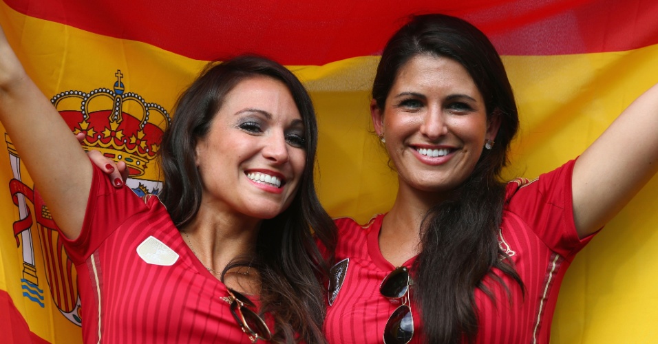 Espanholas acompanham partida contra a Holanda em Salvador