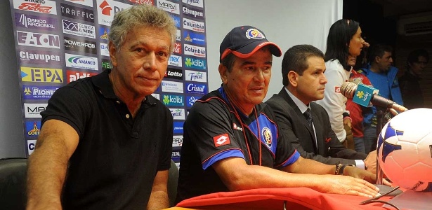 Ex-volante Clodoaldo ao lado do técnico da Costa Rica, Jorge Luis Pinto, em entrevista na Vila Belmiro