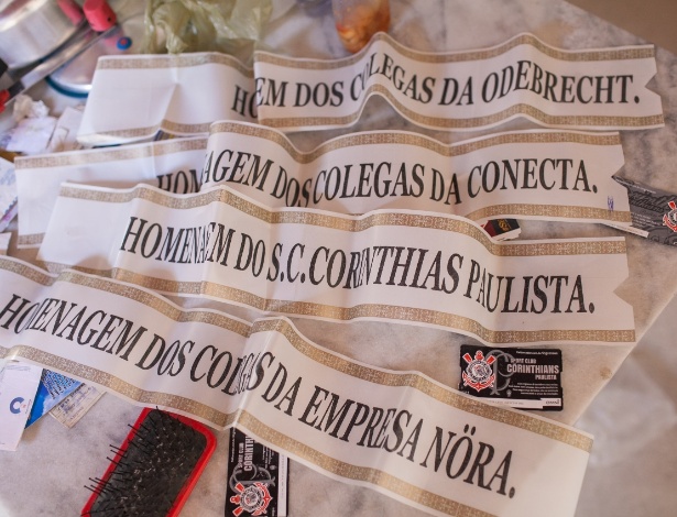 Faixas entregues à família do operário morto pelo Corinthians e por empresas envolvidas na construção do Itaquerão