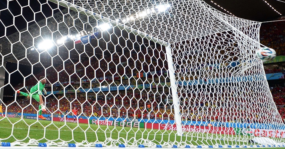 13.jun.2014 - Goleiro australiano Mathew Ryan não consegue impedir o gol do chileno Valdivia na Arena Pantanal