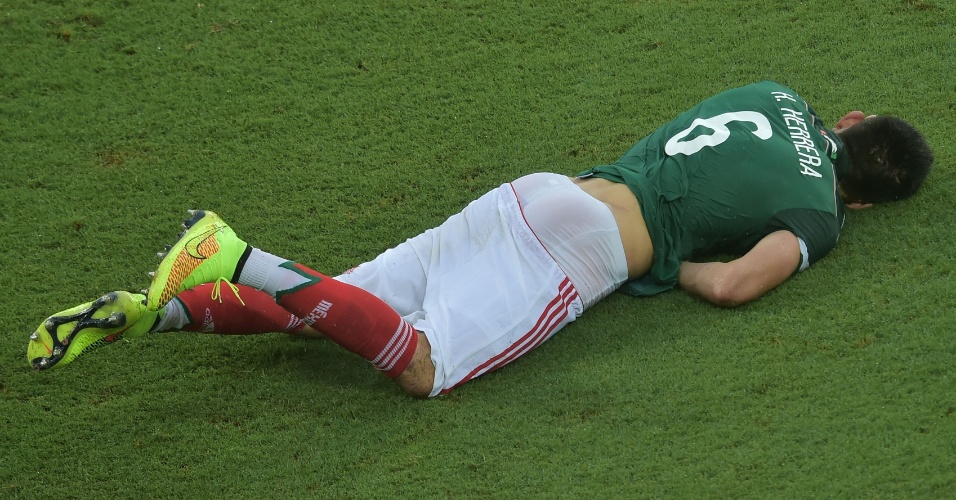 Hector Herrera fica no chão no final do jogo após se chocar com jogador de Camarões