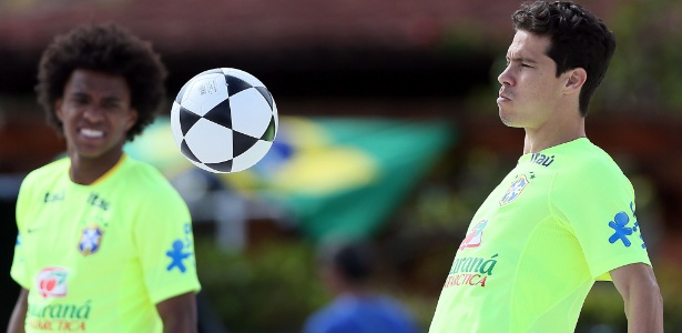 Hernanes bate bola em atividade da seleção brasileira em Teresópolis, nesta sexta-feira