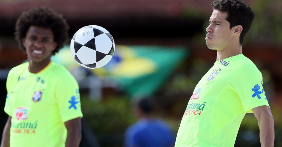 Hernanes bate bola em atividade da seleção brasileira em Teresópolis, um treino físico para os reservas, na areia