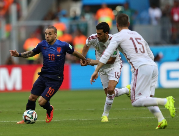 13.jun.2014 - Holandês Sneijder recebe marcação dupla da Espanha na primeira partida das seleções na Copa, em Salvador