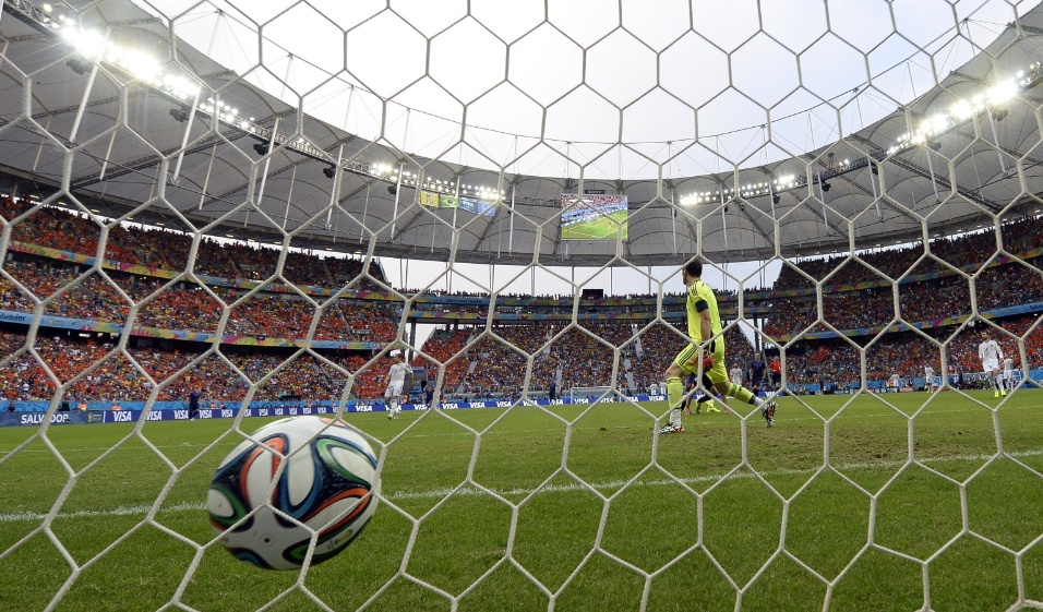 13.jun.2014 - Iker Casillas lamenta após Van Persie cabecear e empatar o jogo para a Holanda contra a Espanha