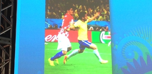 Imagem mostrada por Massimo Bussacca para defender marcação do pênalti sobre Fred contra a Croácia