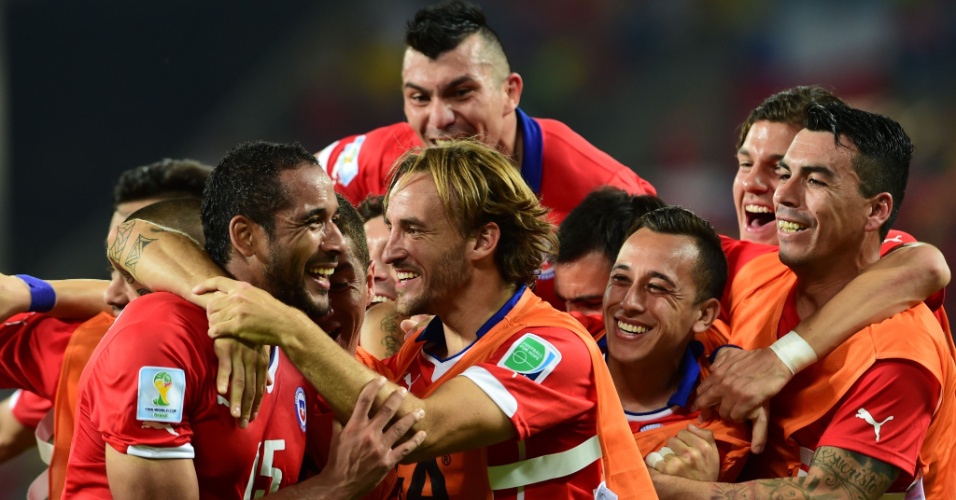 13.jun.2014 - Jean Beausejour comemora com seus companheiros de Chile após marcar o terceiro sobre a Austrália