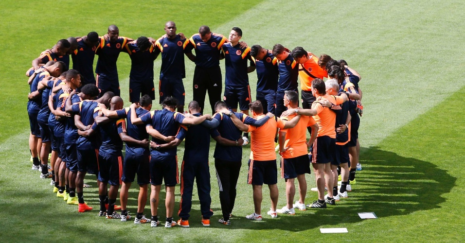 Jogadores da Colômbia fazem uma roda no último treinamento antes da estreia na Copa do Mundo