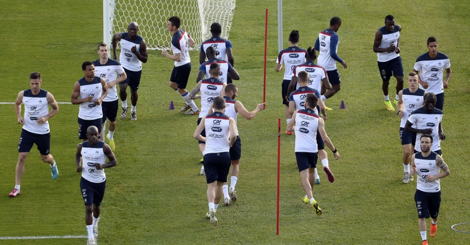 Jogadores da França realizam treino no estádio Santa Cruz, em Ribeirão Preto