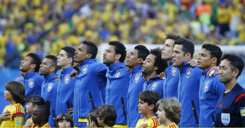 Jogadores da seleção brasileira se abraçam para cantar hino nacional antes de estreia na Copa do Mundo contra a Croácia