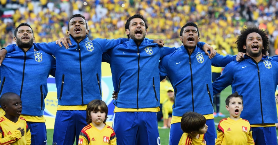 Jogadores do Brasil cantam hino nacional com força antes de partida contra a Croácia pela estreia na Copa do Mundo