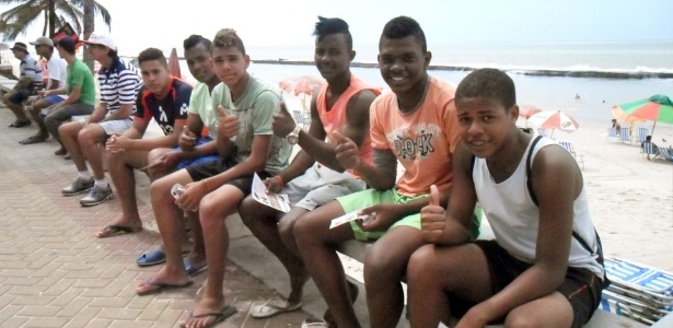 Jogadores do juvenil do Santa Cruz, de Recife, fazem vigília em hotéis para ver craques da Copa