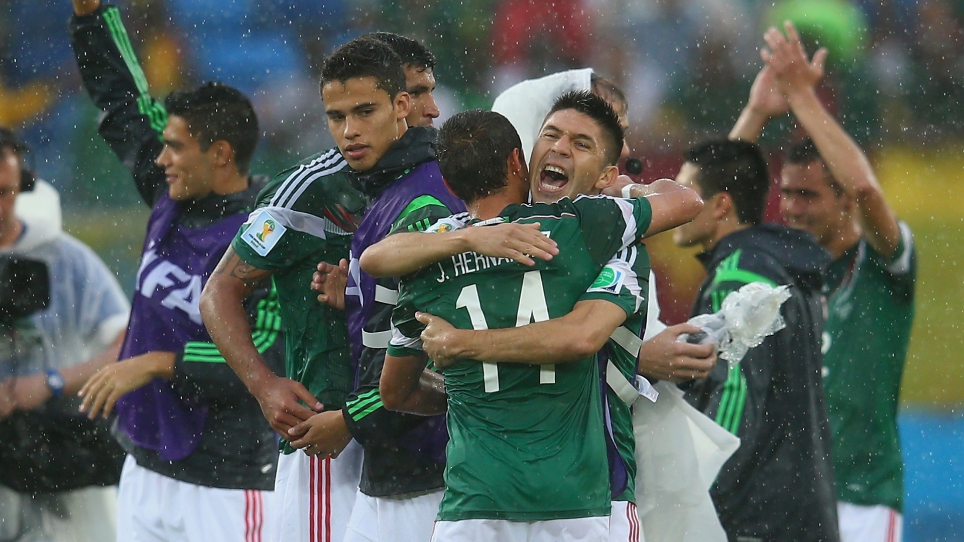 Jogadores mexicanos comemoram muito a vitória por 1 a 0 sobre Camarões
