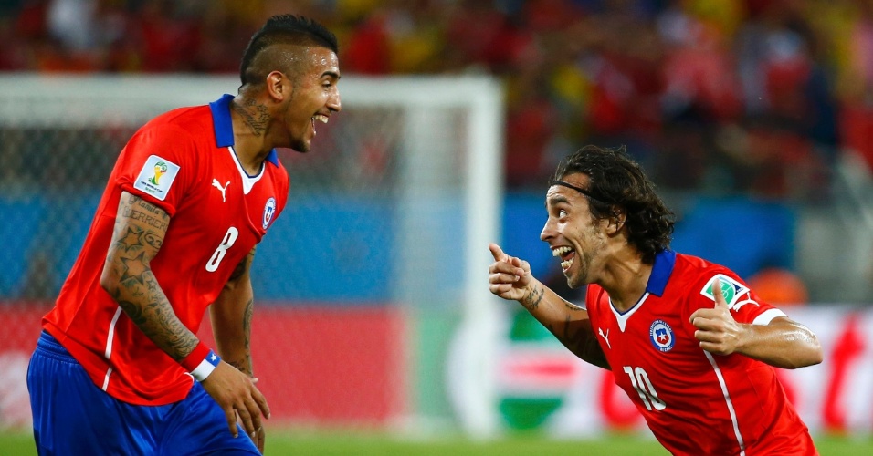 13.jun.2014 - Jorge Valdivia comemora com Vidal após o segundo gol do Chile contra a Austrália