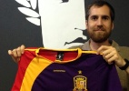 Espanhóis criam camisa anti-monarquia para torcer na Copa e protestar - João Henrique Marques/UOL