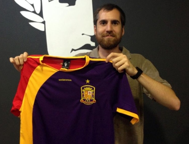 Jovem espanhol exibe camisa anti-monarquia feita para torcedores usarem durante a Copa