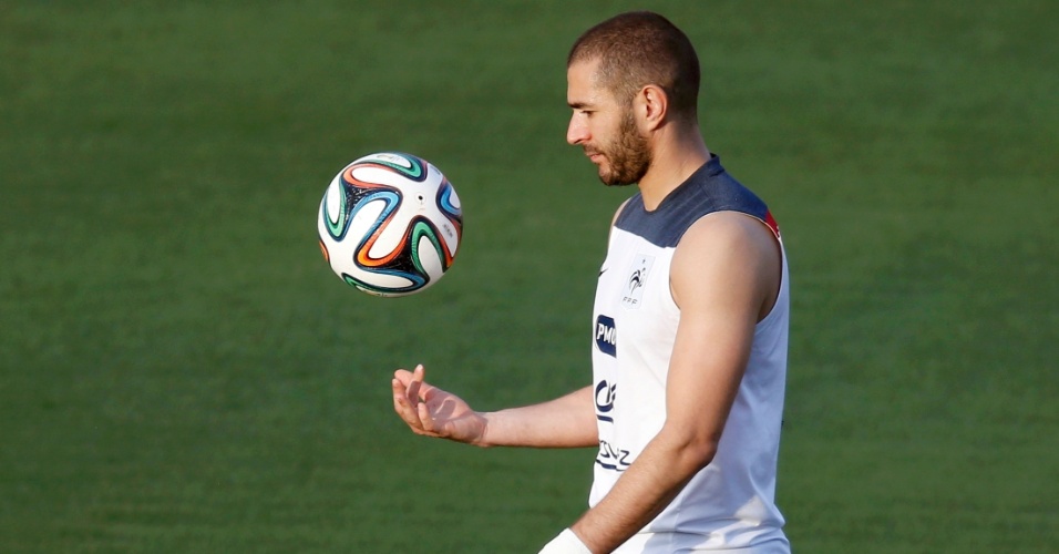Karim Benzema brinca com a bola durante treino da França no estádio Santa Cruz, em Ribeirão Preto