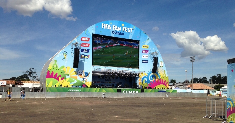 13.jun.2014 - Local do Fan Fest de Cuiabá fica vazio enquanto partida entre México e Camarões é exibida no telão