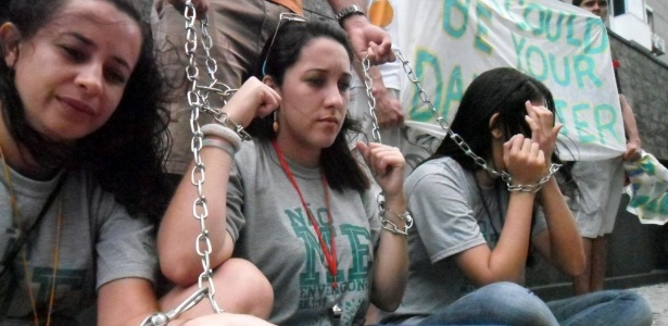 Manifestantes protestam contra tráfico de pessoas em frente a hotel de seleções no Recife