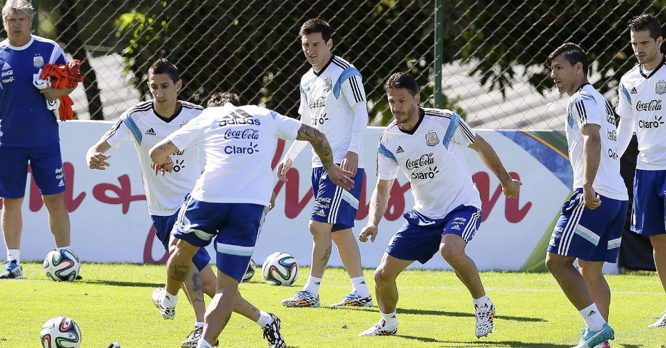 Messi, Di Maria e Sergio Aguero batem bola em treino da Argentina