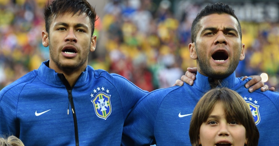 Neymar e Daniel Alves cantam o hino brasileiro antes de partida de abertura da Copa do Mundo contra a Croácia