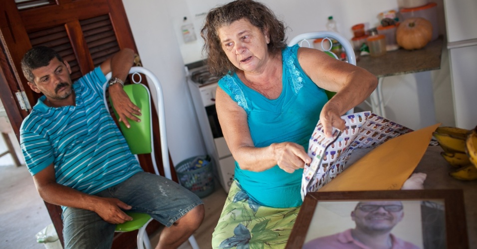 O irmão Paulo Renato e a mãe dona Rita falam sobre Ronaldo Oliveira dos Santos, operário morto em queda de guindaste no Itaquerão