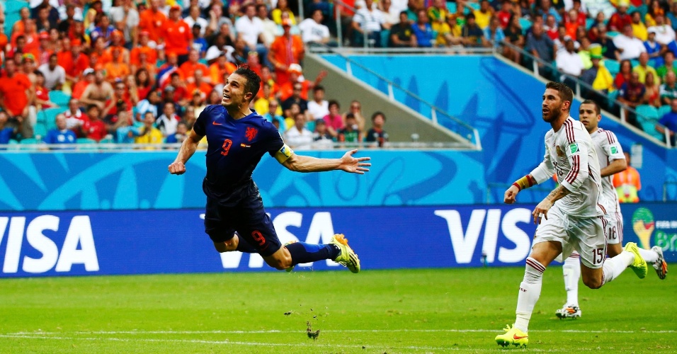 13.jun.2014 - Observado por Sergio Ramos, Van Persie cabeceia e faz belo gol para a Holanda, o empate contra a Espanha