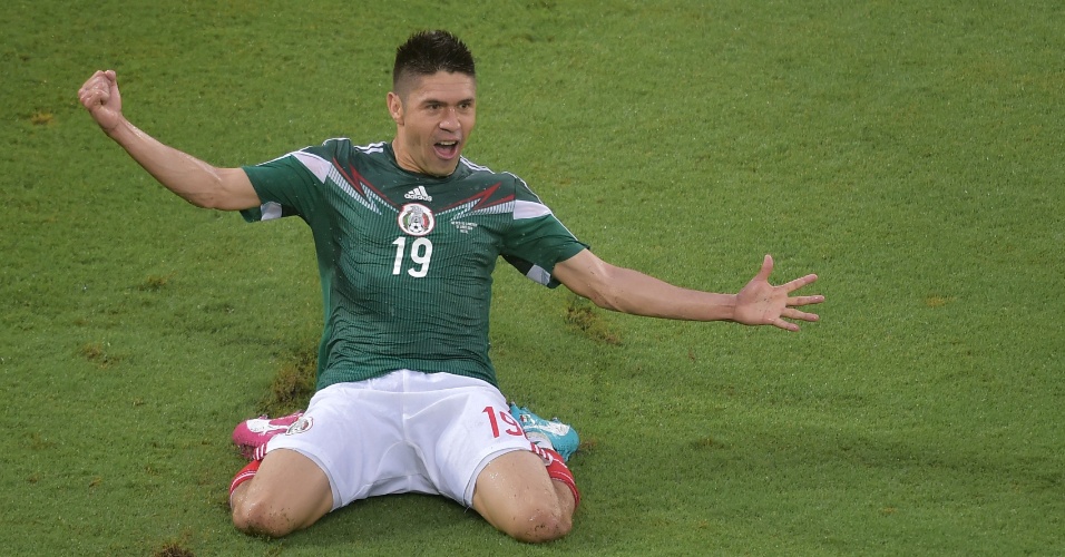 Oribe Peralta comemora após abrir o placar para o México contra Camarões