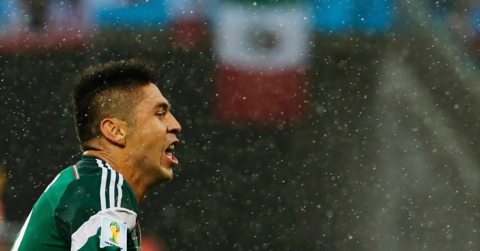 Oribe Peralta comemora após abrir o placar para o México contra Camarões