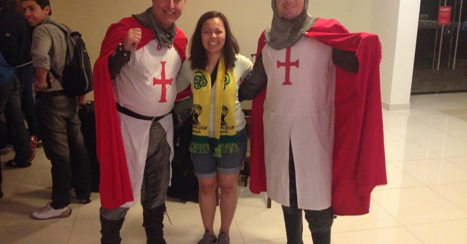 Os amigos Ben Marshall (esq) e Stan Field viajaram de Londres s Manaus vestidos de cavaleiros e vão passar a Copa fantasiados