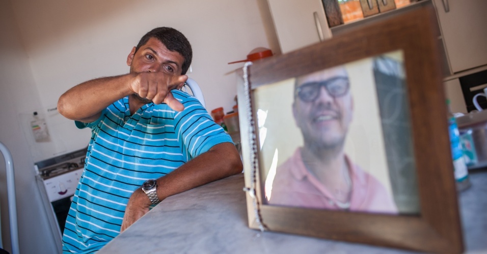 Paulo Renato mostra retrato de seu irmão, Ronaldo Oliveira dos Santos