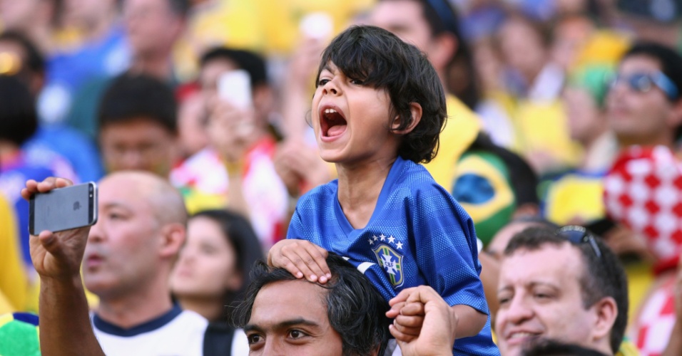 Pequeno torcedor brasileiro canta forte o hino nacional antes de confronto entre Brasil e Croácia pela Copa do Mundo