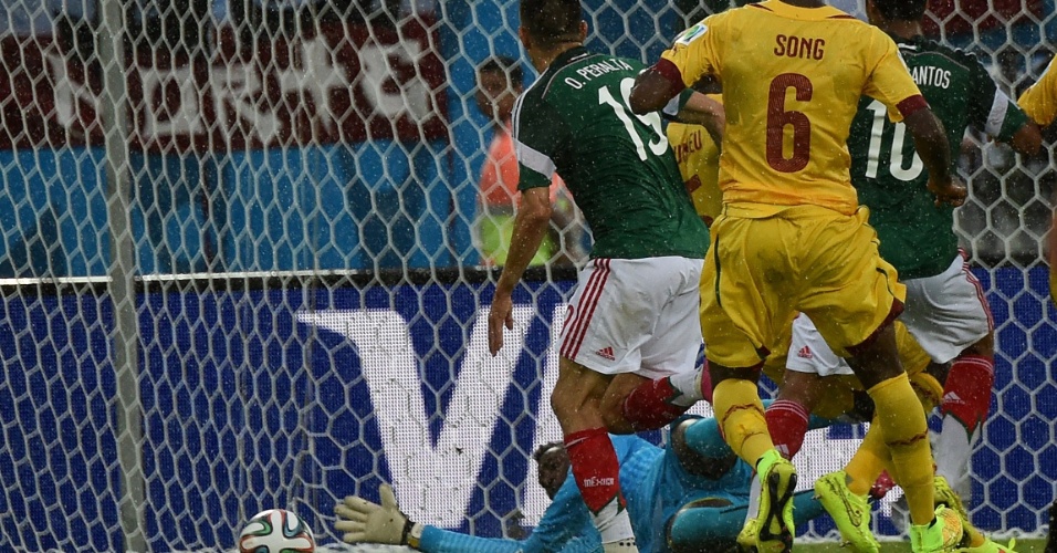 Peralta aproveita o rebote do goleiro e abre o placar para o México contra Camarões
