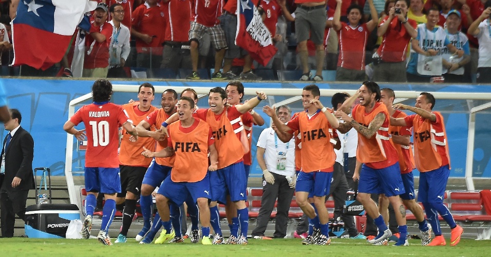 13.jun.2014 - Reservas do Chile comemoram o segundo gol contra a Austrália, marcado pelo palmeirense Valdivia