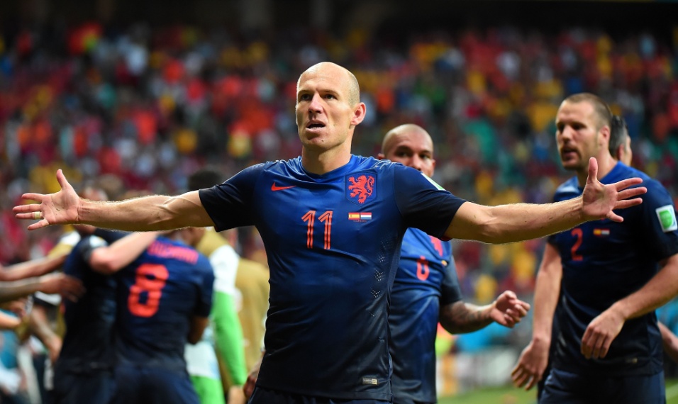 13.jun.2014 - Robben comemora após marcar o segundo gol da Holanda e colocar a seleção na frente contra a Espanha