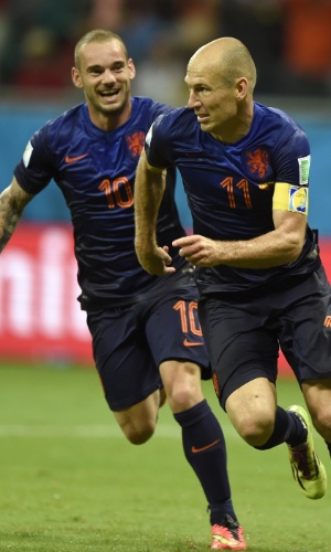 13.jun.2014 - Robben comemora com Sneijder após marcar na goleada da Holanda sobre a Espanha por 5 a 1