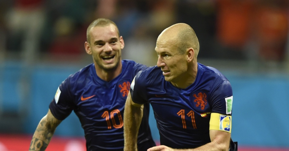 13.jun.2014 - Robben comemora com Sneijder após marcar na goleada da Holanda sobre a Espanha por 5 a 1