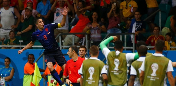 Robin van Persie comemora com companheiros de Holanda na goleada contra a Espanha